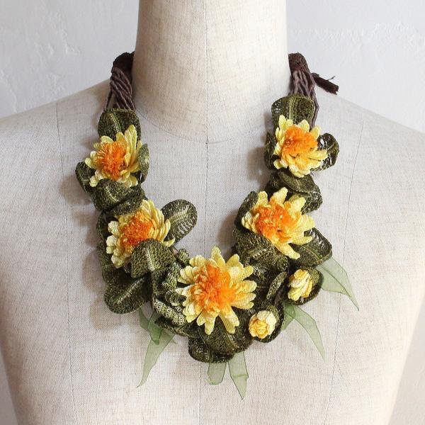 ハンドメイドレースフラワー ボタニカルネックレス大輪のガーベラ オヤモチーフ