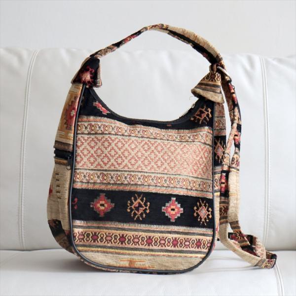 ショルダーバッグ　変形タイプ　トルコ製ベレケット　ブラック　アイボリー