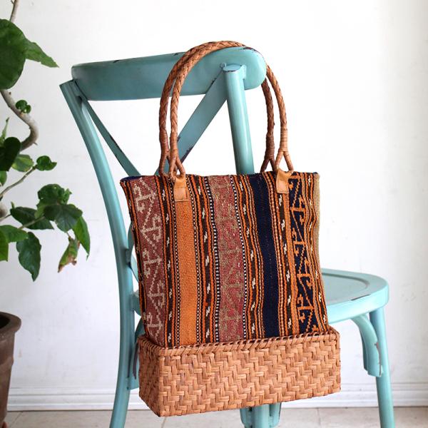 ガジャリキリムと山ぶどうのかごバッグ シンプルボーダー/かごは網代編み 角形 二番皮