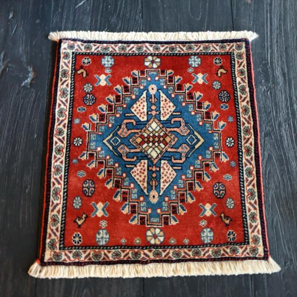 ギャッベ 座布団サイズ44x41cm オレンジがかった赤色＆青のメダリオン 花と鳥/カシュクーリ O...