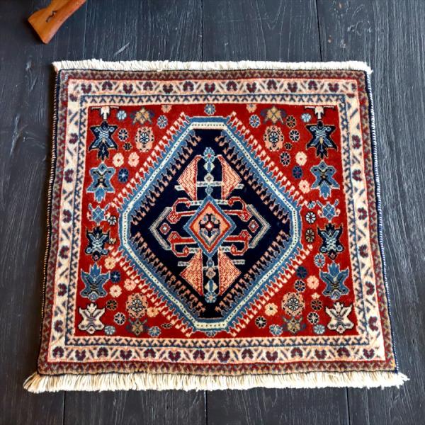 ギャッベ ウールの手織りマット 座布団サイズ47x49cm 鮮やかな赤 ネイビーブルーのメダリオン/...