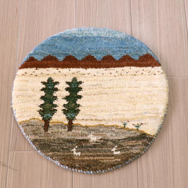 ギャッベ 円形　イラン産手織りギャベ 40x40cm ２本のイトスギの風景