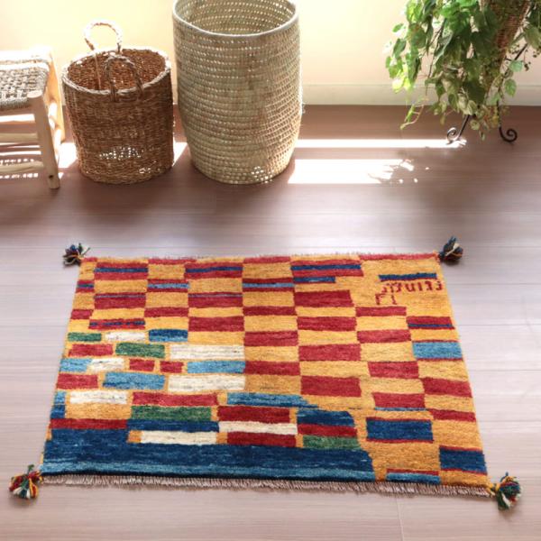 ギャッベ　カシュカイ族の手織りラグ　アマレバフ 73x96cm カラフルタイル　横長