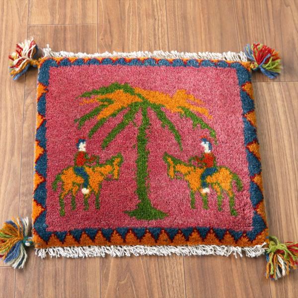 ギャッベ イラン産手織り 座布団サイズ 41×43cm マゼンダ 向かい合う馬と遊牧民