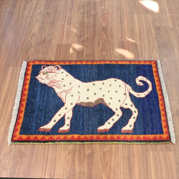 ライオンギャッベ　トライバルラグ 91x65cm 白いヒョウ
