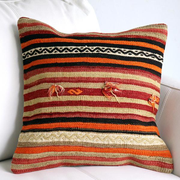 オールドキリム　クッションカバー 40cm Old Kilim Cushion ポンポン飾りとフック...