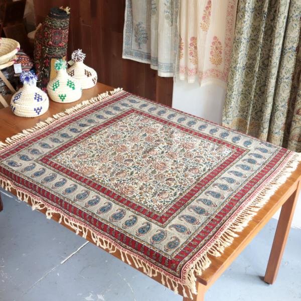 ペルシャ更紗 ガラムカール 100cm正方形 アンティークデザインフラワー柄 赤い縁取り テーブルク...