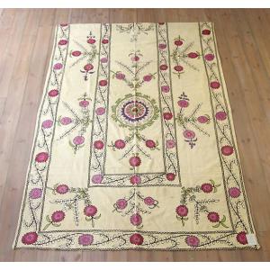 ウズベキスタン刺繍布 スザニ シルクの手刺繍スザニ オールドスザンニ ペールイエロー小さな花のデザイ...