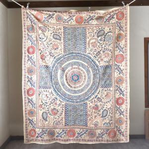 スザンニ刺繍・アンティークデザインリプロダクション 190x150cm サークルクロス・花とペイズリー