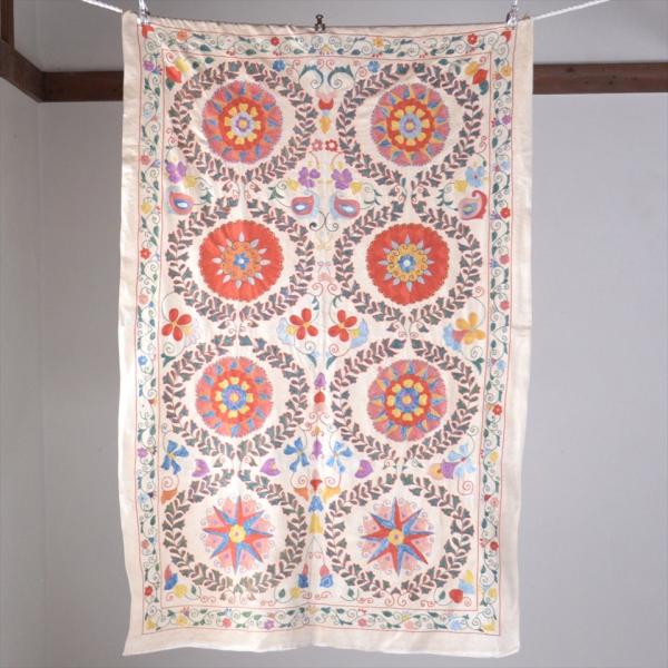 ウズベキスタン・スザンニ刺繍布　アンティークデザイン 160x104cm ピンクとオレンジの大輪の花
