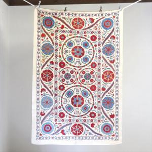スザンニ刺繍・アンティークデザインリプロダクション 160x108cm ライトブルー＆レッド・サークルフラワー