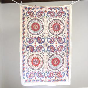 スザンニ刺繍・アンティークデザインリプロダクション 160x103cm アンティークデザインを複製した伝統柄/４つの大輪の花とペイズリー