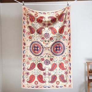Suzani, Uzbekistan Suzani スザンニ刺繍・アンティークリプロダクション 151x95cm ２つの太陽・赤い木の葉/ウズベキスタン・シルク刺繍｜ipogabbeh