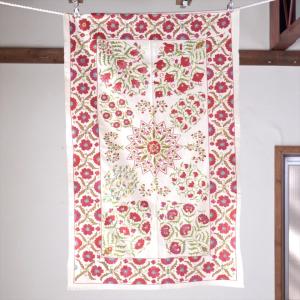 スザンニ刺繍・アンティークデザインリプロダクション 136x84cm ヌラタ・フラワーブーケ Suzani, Uzbekistan Suzani, Embroidary