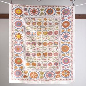 Suzani, Uzbekistan Suzani, Embroidary　ウズベキスタン・スザンニ刺繍布 125x103cm アンティークデザイン・ピンクとオレンジの花