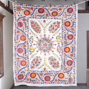 スザンニ刺繍・アンティークデザインリプロダクション 185x154cm Suzani, Uzbekistan Suzani, Embroidary Nurata フラワーブーケ