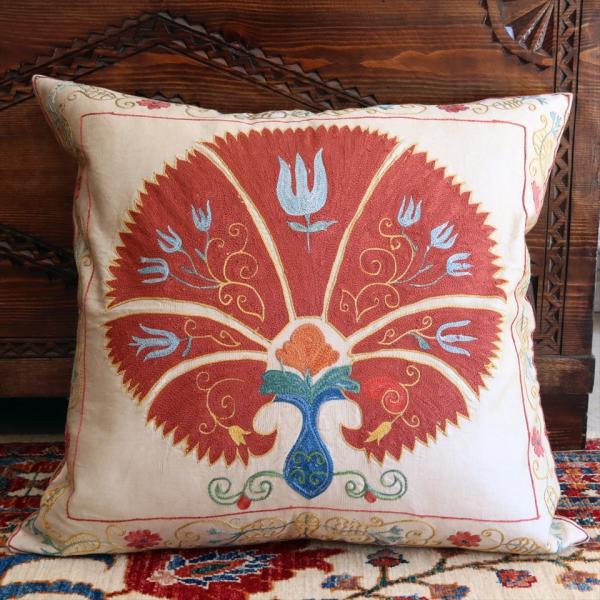 スザンニ クッションカバー/ウズベキスタン シルクの手刺繍 53x50cm 大きなカーネーションとチ...