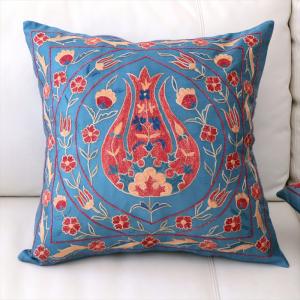 クッションカバー 50cm シルク スザンニ刺繍小さなカーネーション