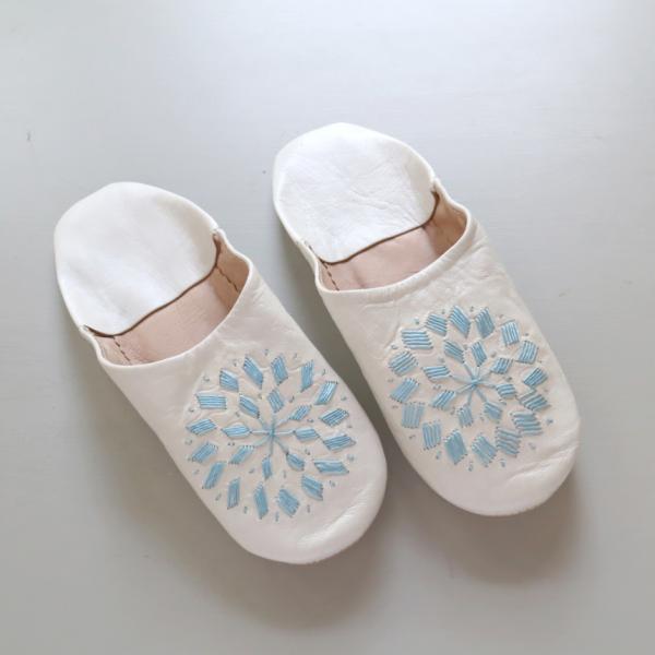 バブーシュ 刺繍 24cm（39）ホワイト/ブルー モロッコ　羊革 ハンドメイド