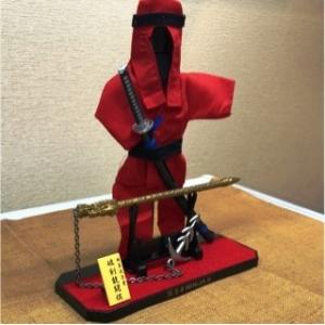 「忍者　衣装（赤）」ミニチュア、ドールハウスインテリアに