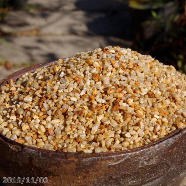 小粒の砂（赤砂） 花崗岩 2-4mm　20L（約24kg） 【送料無料】