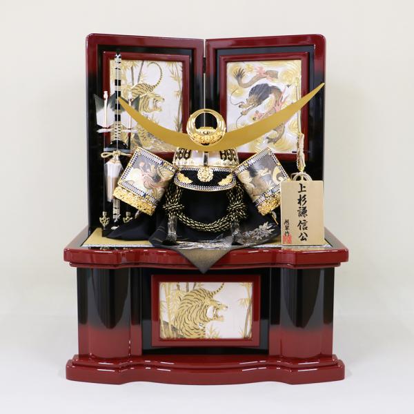 【旭翠】　五月人形　33号着用兜収納箱飾り 上杉謙信 公　<彫金龍虎黒地赤ぼかし台屏風>