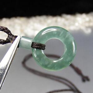 上質濃い目ひすいアイス種天然翡翠小型リング形ネ...の詳細画像3