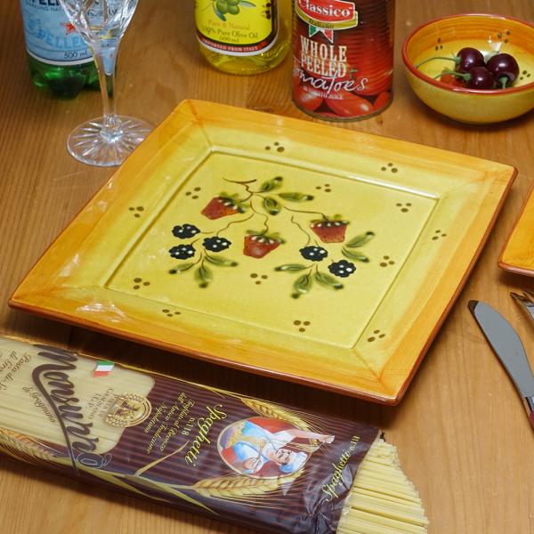 ポルトガル製 食器 手描き ストロベリー柄 イチゴ ディナープレート イエロー（25cm角）角皿 お...