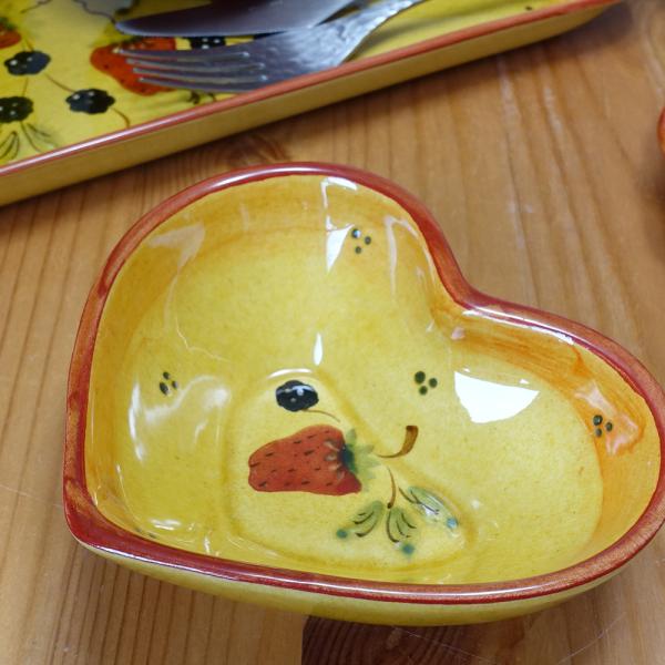 ポルトガル製 陶器 ハート ボウル ストロベリー柄 小鉢 手描き 可愛い いちご 食器 イエロー 南...
