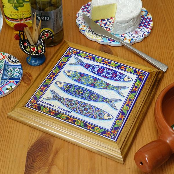 ポルトガル製 ポットプレート 19cm 鍋敷き サーディン イワシ お魚 カラフル 耐熱 壁掛け 絵...