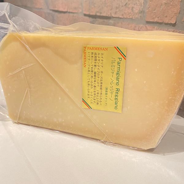 チーズ パルミジャーノレッジャーノ24カ月熟成 約1kg ブロック 100g当たり560円（税込） ...