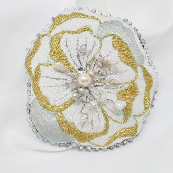 加々美悦子/日本刺&amp;#32353; 花のブローチ