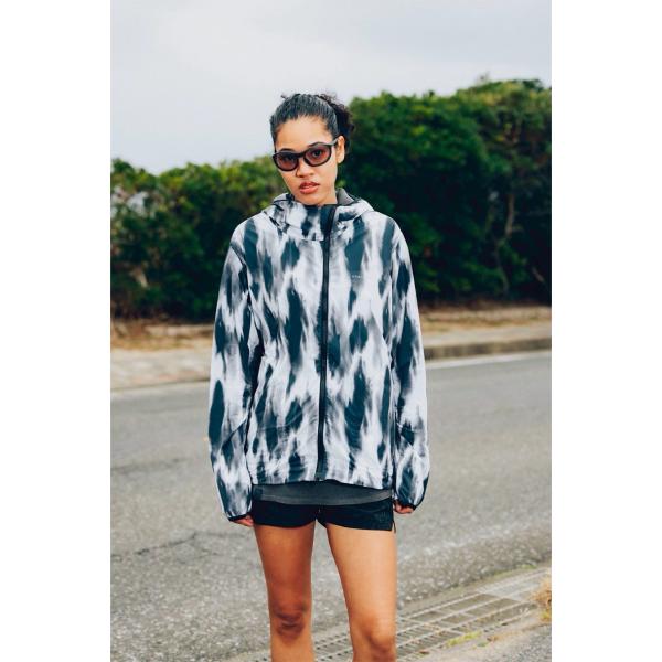 GRAPHIC NYLON PACKABLE HOODIE BLACK