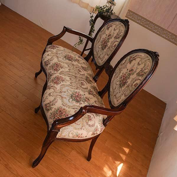 濃いブラウンと曲線が人気です！マホガニー家具：ラブチェア：ファブリックA
