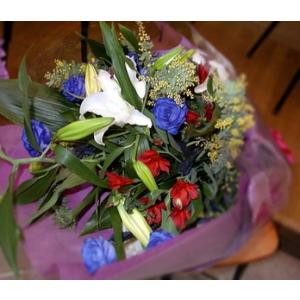 豪華さをシャープに演じる花束