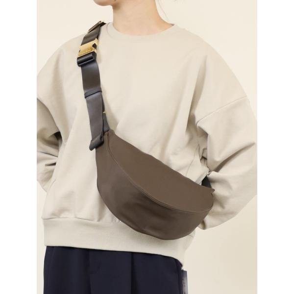 【VIOLA'dORO】半月型ナイロンボディバッグ