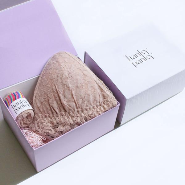 ロー ライズ タンガ ウィズ パッド ブラジャー ギフトセット (チャイ) (オンラインショップ 限...