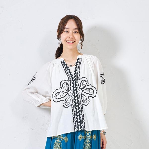 コード刺繍プルオーバー