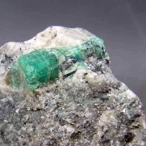 エメラルドの原石　〔5379〕