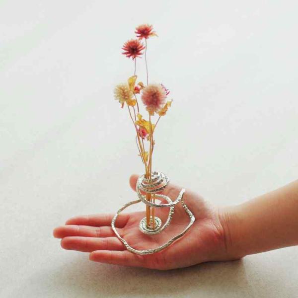 炭谷三郎商店 フラワースタンド 錫 曲がる グッズ アイテム 日本製 富山県 錫製 一輪挿し おしゃ...