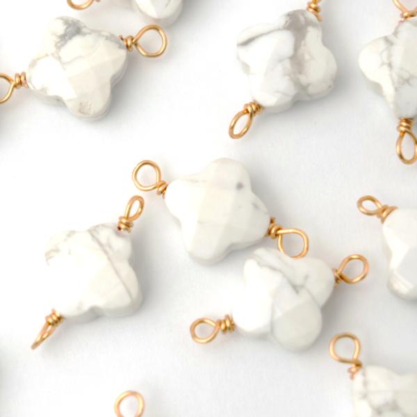 【K14GF／1個売り】ハウライト コネクター クローバーカット 天然石チャーム 約18×10mm ...