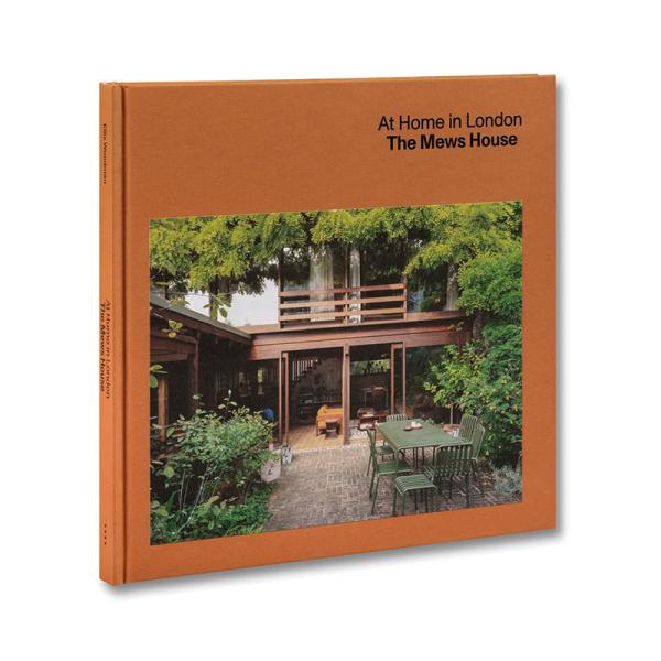 ロンドンの家：ミューズハウス 洋書 At Home in London: The Mews Hous...
