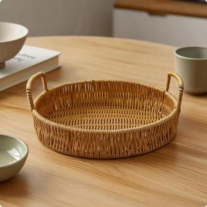 ラタン調バスケット 収納かご 編み込みデザイン 浅型トレー 持ち手付き 食器用トレー 果物陳列用 ドライフルーツ保存用 PP素材製で軽量、キッチンに適用