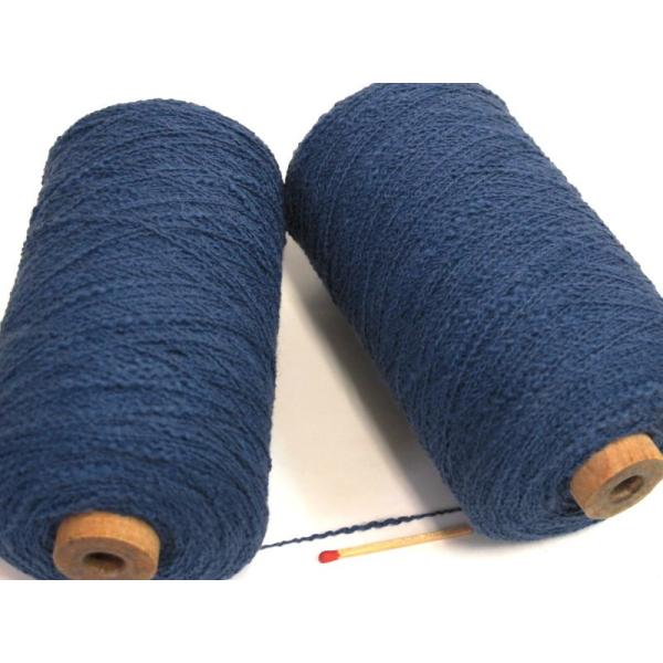 綿スラブブークレ（紺）　スラブのデコボコ、ブークレのギザギザ。手織りにも手編みにもお使い頂ける、やわ...