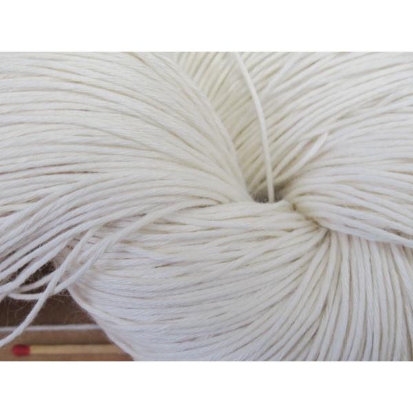 極太麻（16/7ラミー）（白・かせ）　手織りにも手編みにも。いろいろな太さ、種類の麻糸を取り揃えてい...