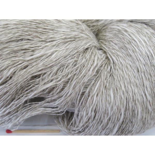 リネン綿スラブ（生成・かせ）　手織りにも手編みにも。いろいろな太さ、種類の麻糸を取り揃えています。