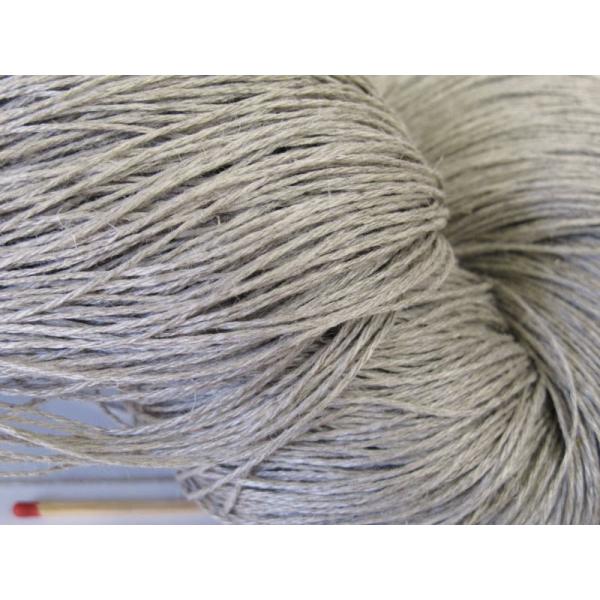 麻リネン14×3（生成・かせ）　手織りにも手編みにも。いろいろな太さ、種類の麻糸を取り揃えています。