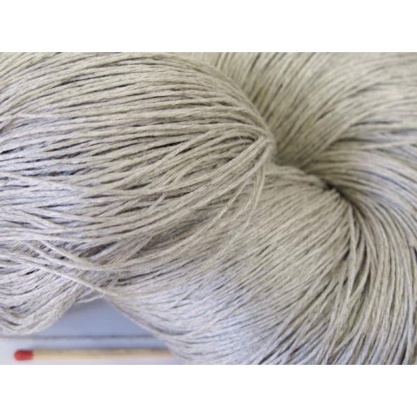 40/6リネン（生成・かせ）　手織りにも手編みにも。いろいろな太さ、種類の麻糸を取り揃えています。