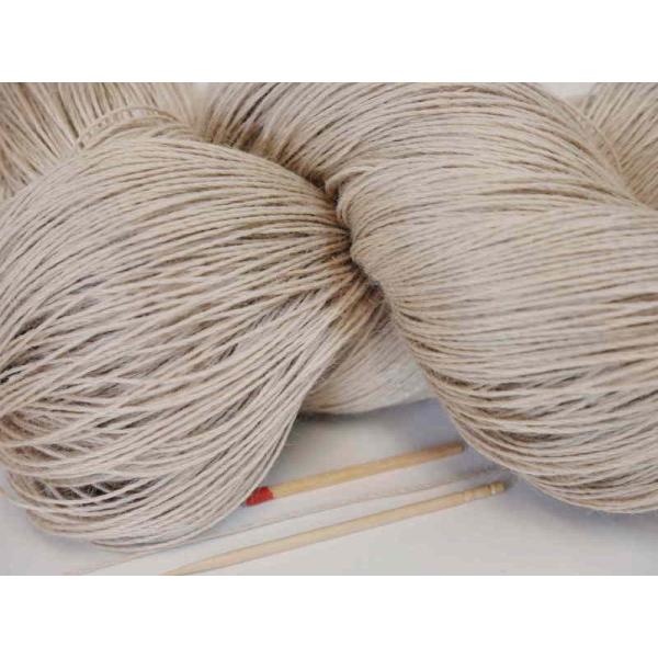 20/3ラミー（生成・かせ）　手織りにも手編みにも。いろいろな太さ、種類の麻糸を取り揃えています。