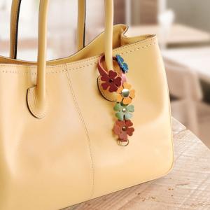 美品 Y's フラワーブローチ バッグチャーム ホワイト レザー レディース 美品 Y's フラワーブローチ バッグチャーム ホワイト レザー